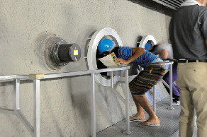 2 トンネルを通って発電所の内部へ