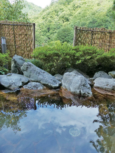【群馬・上野村×観光立ち寄りスポット】山々を望む露天風呂が自慢「浜平温泉しおじの湯」