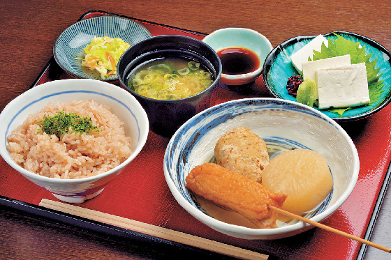 70年を超える秘伝の絶品おでん「黒百合」