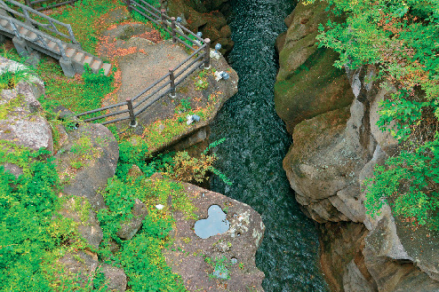 【仙台・秋保観光×自然散策】清流や滝を眺めながら散策「磊々峡」