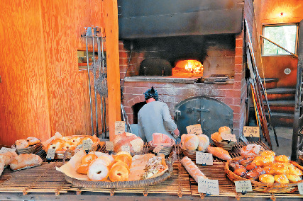 石窯で焼き上げたパンは重量感のある味わい「NAOZO」