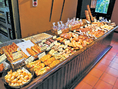 自然に囲まれたテラス席でコーヒー片手にのんびり「那須高原 パンのいえ クーロンヌ」