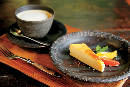 ガラス張りの外に木立が広がる雑木林の中の一軒家カフェ「ダイニングカフェ ボリジ」