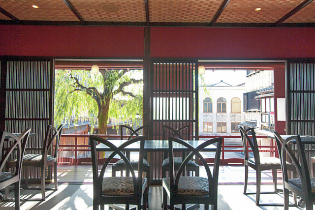 【ひがし茶屋街の町家カフェ】見返り柳を望みながら大人の上質なカフェ時間を「茶房 やなぎ庵」