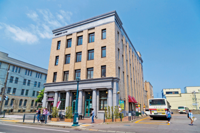 【北のウォール街】商業施設とおたる散策バス乗り場を併せ持つ「小樽運河ターミナル」