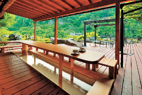 足湯に浸かりながらスイーツを堪能「足湯カフェ espo」