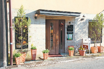 温泉街にたたずむカフェで絶品グルメに舌鼓「Café Salon de Thé OKA」