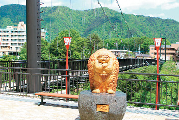 吊り橋から眺める山並みと清流の絶景「鬼怒楯岩大吊橋」