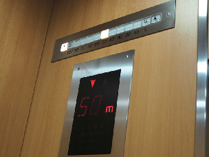 移動はエレベーターで!