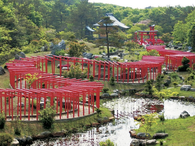 朱塗りの鳥居がずらりと並ぶ「高山稲荷神社」