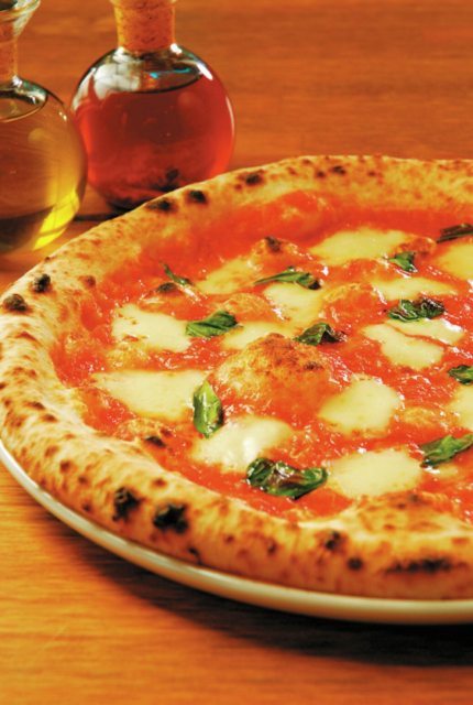 オープンデッキのテラスで絶品ピザを「窯焼きピザの店 ラ・ビエール」