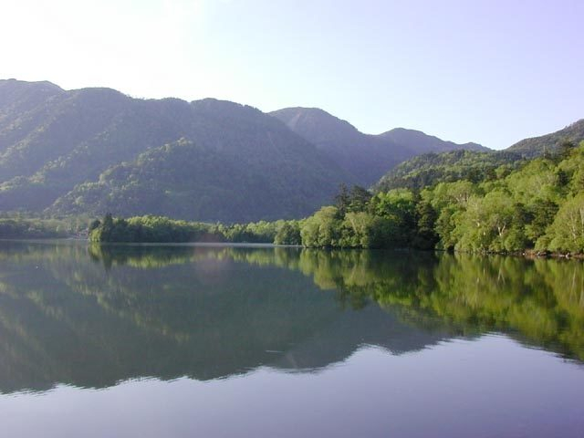 【日光・奥日光×ドライブ⑥】原生林に囲まれて神秘的な雰囲気が漂う「湯ノ湖」