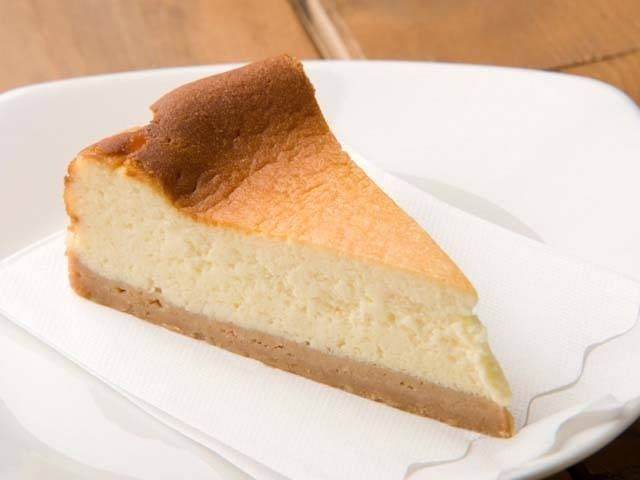 牧場直営のカフェで牛たちを眺めながらのんびり「チーズケーキ工房 MANIWA FARM」