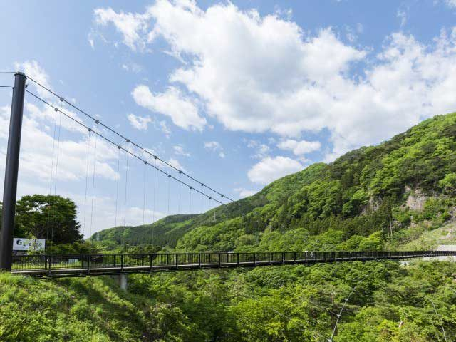 吊り橋から眺める山並みと清流の絶景「鬼怒楯岩大吊橋」