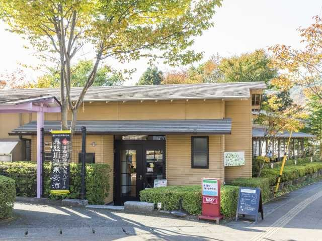 目の前に池が広がる癒しの空間でリラックス「水辺のカフェテラス」