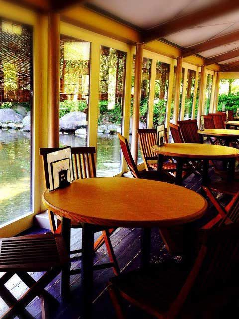 目の前に池が広がる癒しの空間でリラックス「水辺のカフェテラス」