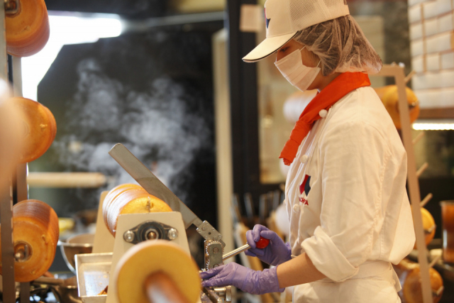 手作りのしっとり&ふんわりを味わう「バウムクーヘン工房 はちや」