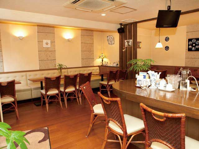 温泉街にたたずむカフェで絶品グルメに舌鼓「Café Salon de Thé OKA」