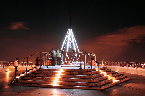 もいわ山山頂展望台必見のスポット「幸せの鐘」