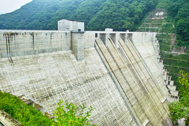 巨大なコンクリートの壁に大接近