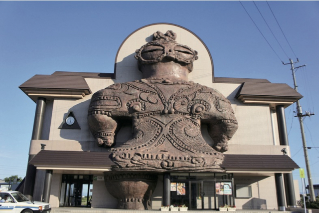 「しゃこちゃん」と記念撮影「JR木造駅」