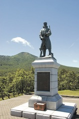 雪中行軍遭難記念像