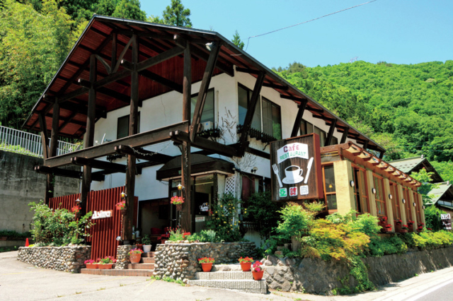 一度は試したい名物の焼きカレー「亜詩麻」