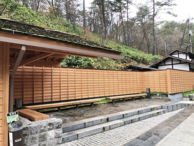 西の河原通りのベンチ <西の河原通り>