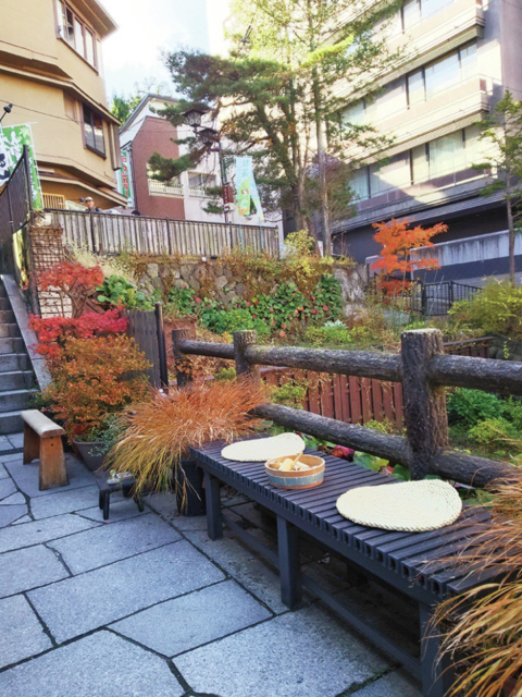 伊香保神社の下にある休憩スポット「石段街のベンチ」<上段エリア>