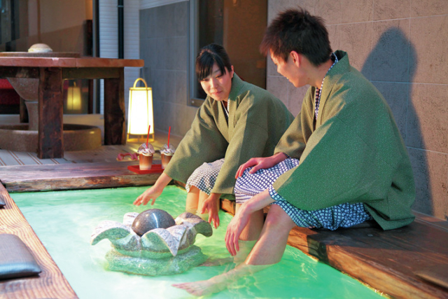 スイーツと足湯でリラックス「湯畑 草菴 足湯カフェ」