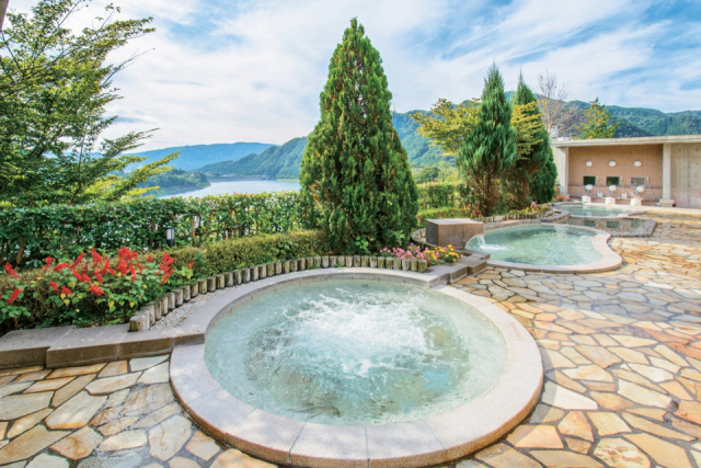 赤谷湖を望む眺望抜群の温泉「まんてん星の湯」