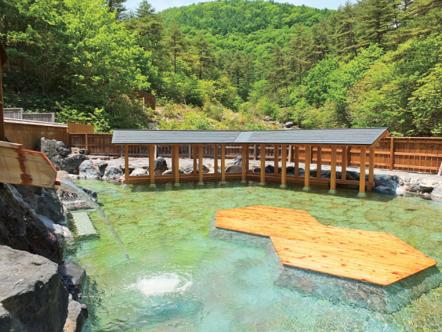 目の前は草津の山並み!開放感バツグンの露天風呂「西の河原露天風呂」