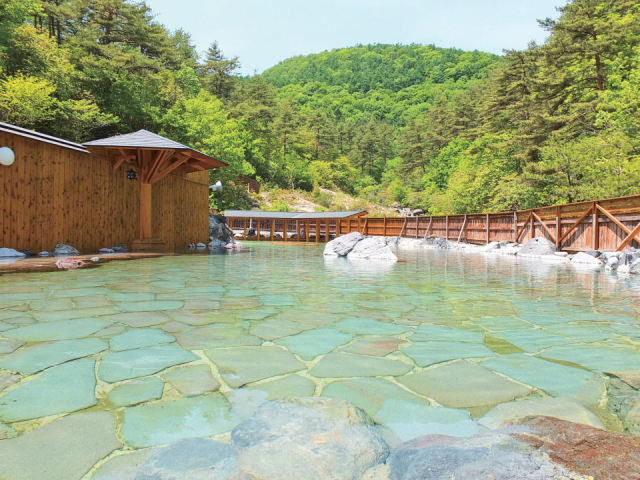 目の前は草津の山並み!開放感バツグンの露天風呂「西の河原露天風呂」