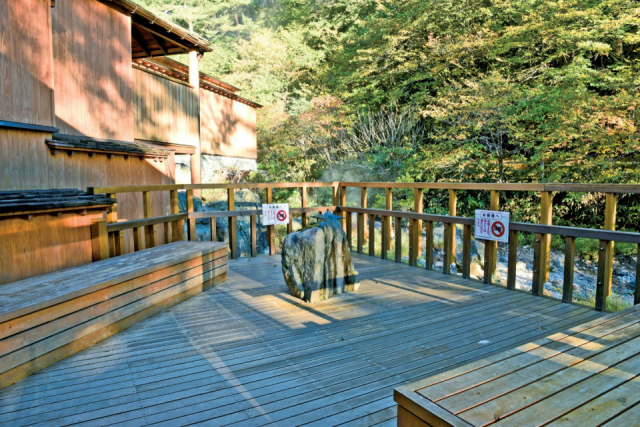 目の前は草津の山並み!開放感バツグンの露天風呂「西の河原露天風呂」