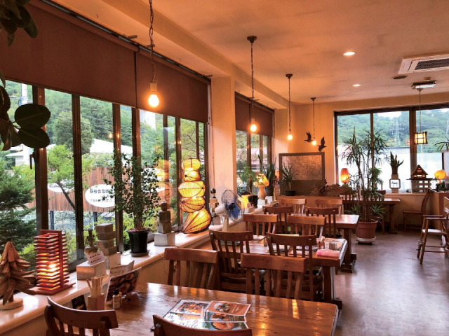 地元の多彩なダムを表現したダムカレーを施工「レストラン諏訪峡」