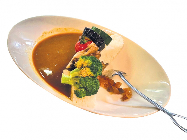 地元の多彩なダムを表現したダムカレーを施工「レストラン諏訪峡」