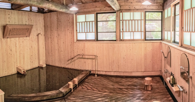 湯船の底から源泉が湧く湯「法師温泉 長寿館」