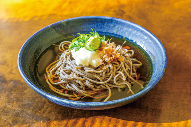 自園のそばを石臼で挽き、手打ちする丹精を尽くしたそばの滋味に感動「蕎麦庄 やまこし」