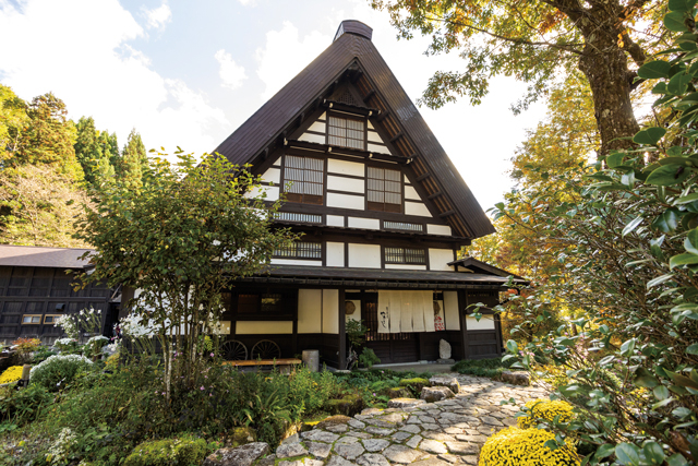 自園のそばを石臼で挽き、手打ちする丹精を尽くしたそばの滋味に感動「蕎麦庄 やまこし」