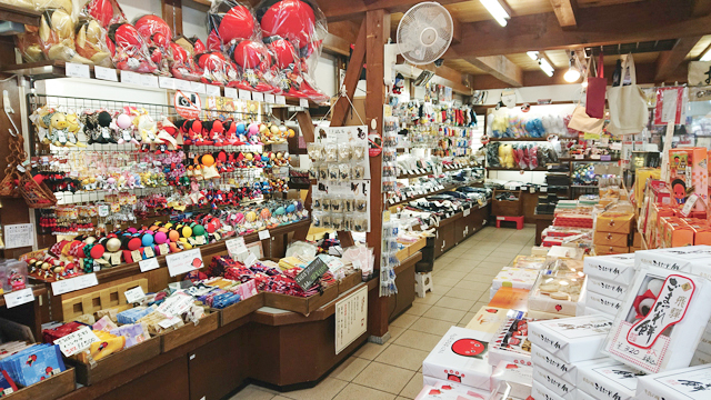 【飛騨高山・さんまち×雑貨】カラフルなさるぼぼが人気「羽根や」