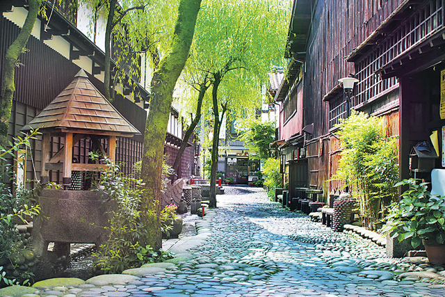 【せせらぎ街道を通って高山から車で1時間45分】郡上八幡を散策しよう!