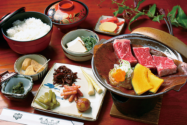 築250年余の合掌造り家屋で飛騨牛と山里の恵みをいただく「基太の庄」