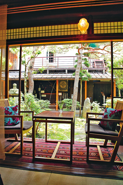 中庭を眺められる席が人気!雑貨店によるおしゃれカフェ「カフェ青」