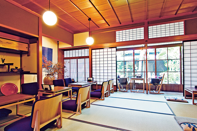 中庭を眺められる席が人気!雑貨店によるおしゃれカフェ「カフェ青」