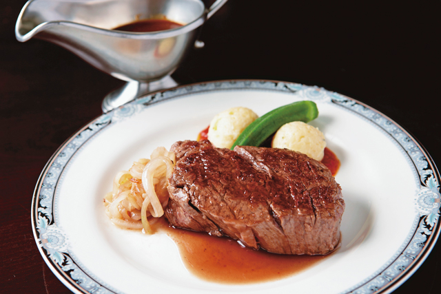 あふれる肉汁がたまらない!名店が誇るステーキを堪能「キッチン飛騨」