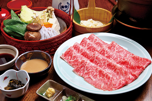 きめ細かなサシが見事!とろける食感の霜降り牛「飛騨牛料理店 鳩谷」