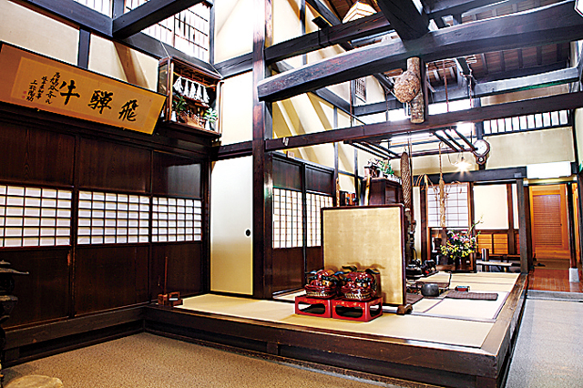 きめ細かなサシが見事!とろける食感の霜降り牛「飛騨牛料理店 鳩谷」