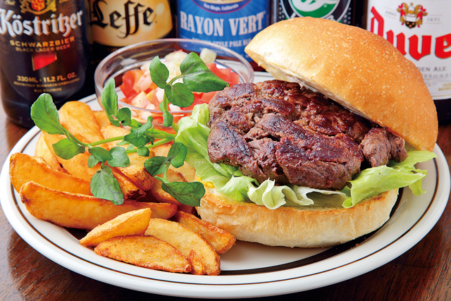 まるでステーキのような完成度の高いパテ「CENTER4 HAMBURGERS」