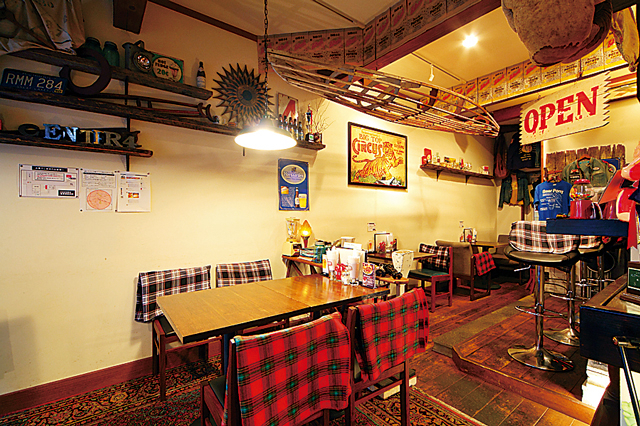 まるでステーキのような完成度の高いパテ「CENTER4 HAMBURGERS」