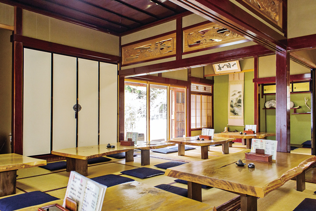 玄そばを用いた石臼挽きのそばに加えて自然薯や飛騨牛も味わえる「蕎麦 脇本」